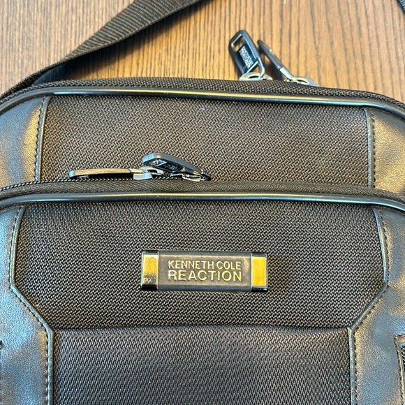 Kenneth Cole Reaction Cross Body Travel Bag - Picture 2 of 8